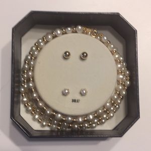 Boxed set of jewelry